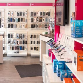 Modernes Telekom-Shop-Innenraum mit Smartphone-Zubehör, Handys und Mobilfunk-Produkten.