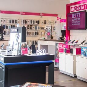 Modernes Telekom-Shop-Innenraum mit Smartphone-Ausstellung und Zubehör an den Wänden.